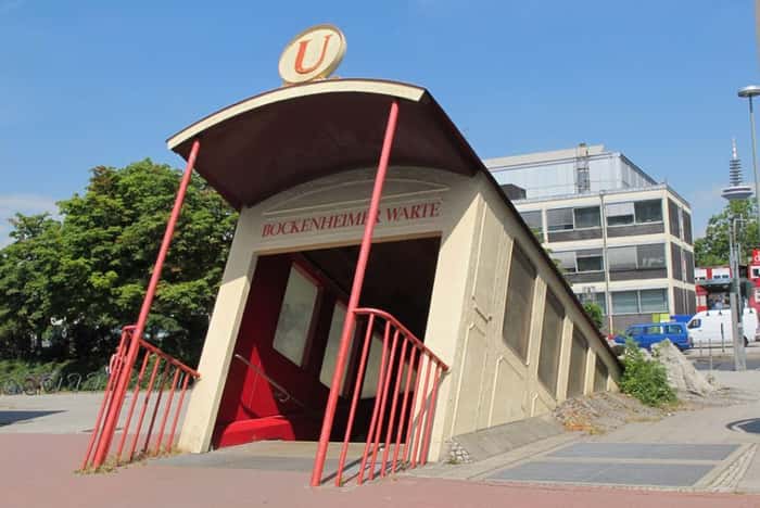 Estação Warte Bockenheimer, inspirada no artista surrealista René Magritte, projetada pelo arquiteto Zbigniew Peter Pininski. Frankfurt, Alemanha 
