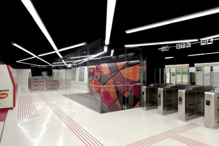 Barcelona, Espanha.  A Estação Drassanes foi decorada por Eduardo Gutierrez Munne e Jordi Fernandez Rio