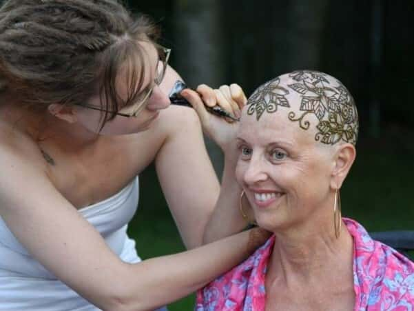 Organização fornece tatuagens de henna para elevar autoestima de mulheres  com câncer - Guiame