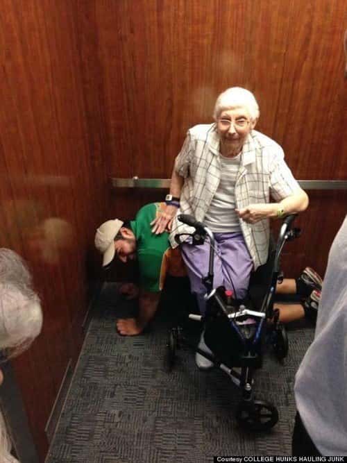 Homem oferece um assento confortávelm quando ficou preso em um elevador