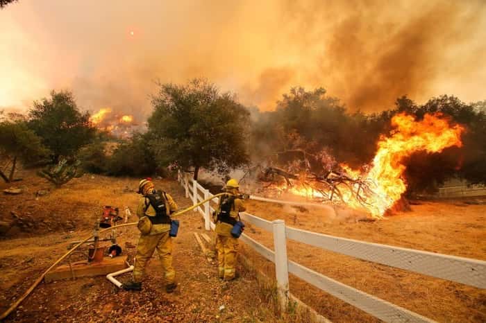E incêndios também, como esse de Hidden Valley, na California.