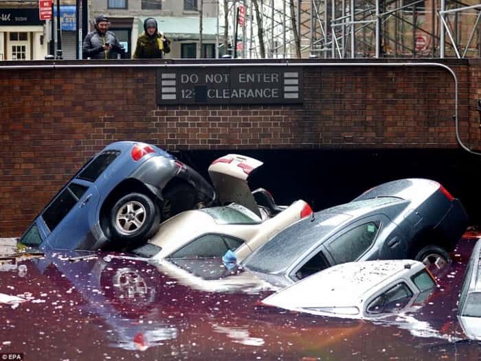 Que deixou carros virados para cima, inundados.