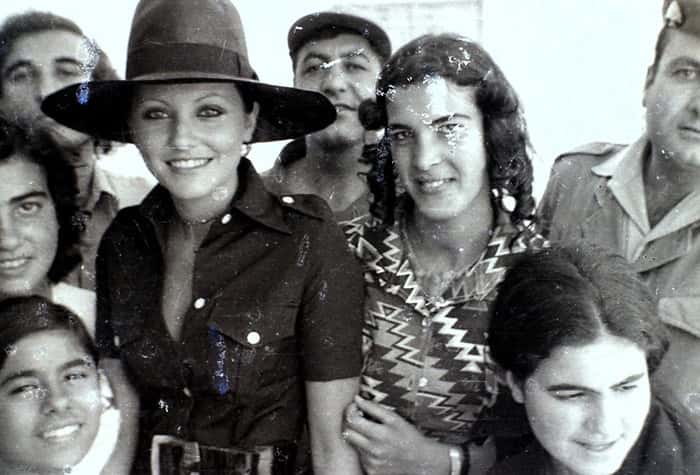 A Miss Universo Georgina Rizk visitanto a cidade de Baalbek em 1977 - Diab Alkarssifi