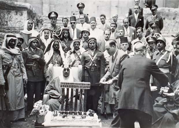Vicita oficial do rei saudita Abdul Aziz ao templo de Baalbek em 1966 - Diab Alkarssifi