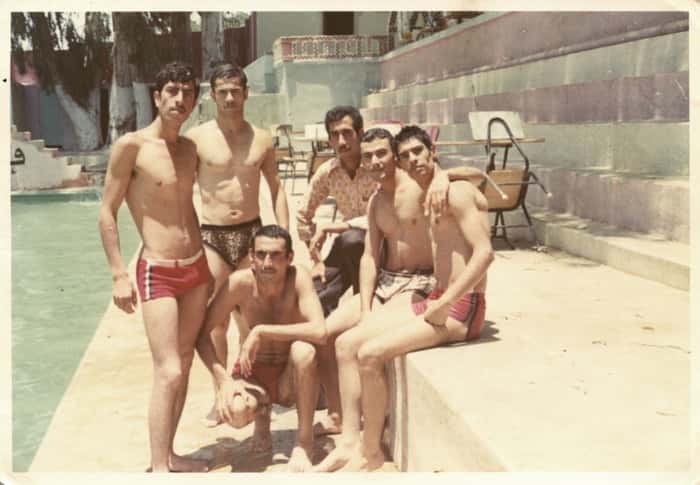 Jovens em frente a uma piscina nos anos 1970 - Diab Alkarssifi