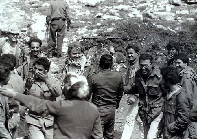 George Hawi visitando um acampamento de uma milícia comunista nos montes Ayoun Al Siman, em 1976 - Diab Alkarssifi