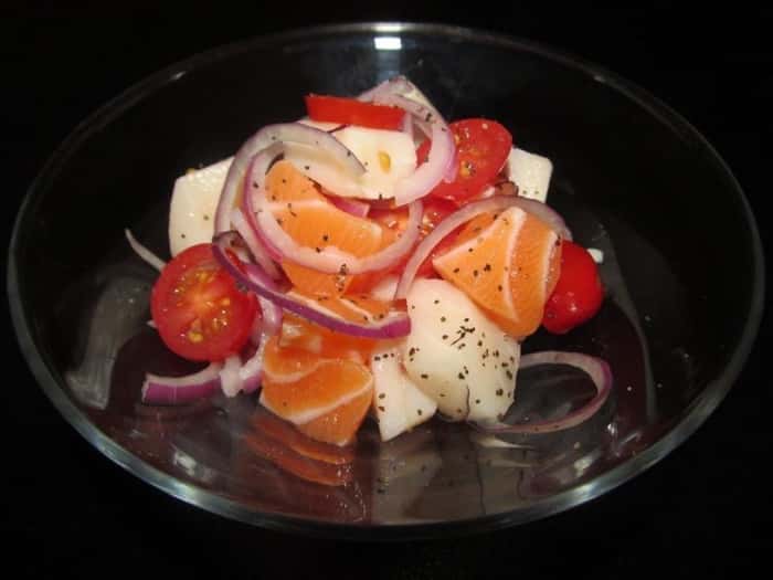 Ceviche de salmão e peixe branco com tomate cereja e cebola roxa, do 'Taiko'  