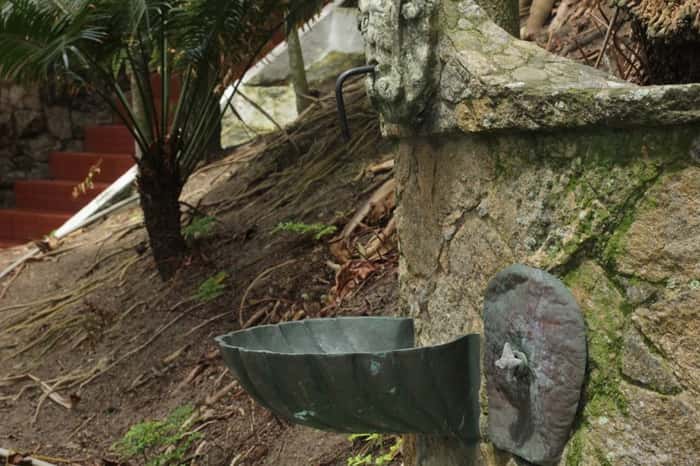 Torneira que utiliza água da chuva - Foto: Victor Sousa