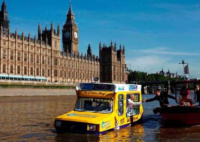 Em Londres, este carro anfíbio navega pelo rio Tâmisa