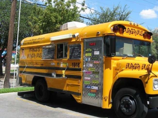 Inspirado nos clássicos ônibus escolares, o foodtruck Bernie's Burger já se tornou parada obrigatória na volta da escola dos estudantes de Houston (EUA). 