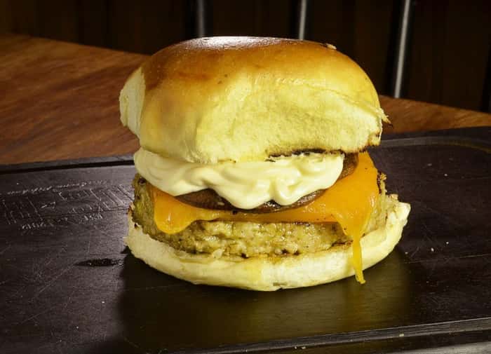 BOS BBQ - Veggie Burger com creme de queijo, e shitake marinado em vinho e ervas