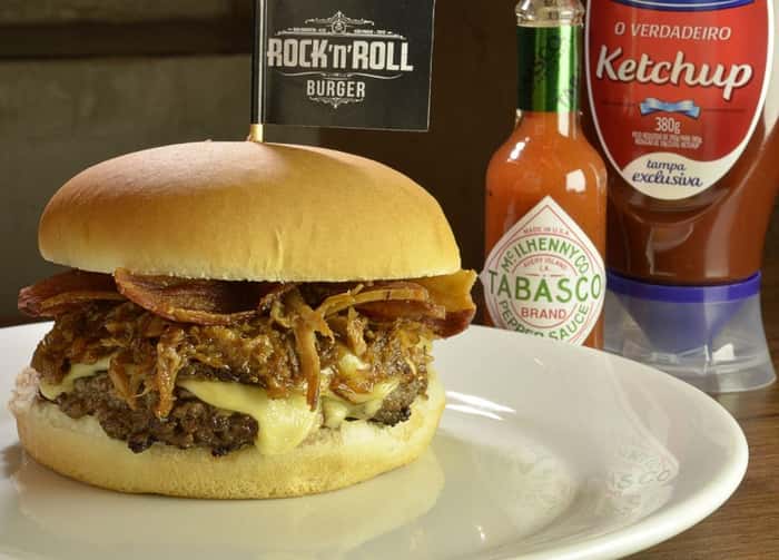 Rock'n'Roll Burger - Hambúrguer de costelinha desfiada com molho barbecue, cheddar, bacon e cebola roxa