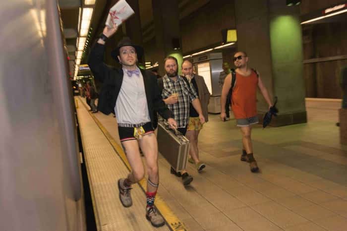 Homem sem calças correndo na estação de metrô durante o evento No Pants Metro Ride, em Los Angeles.