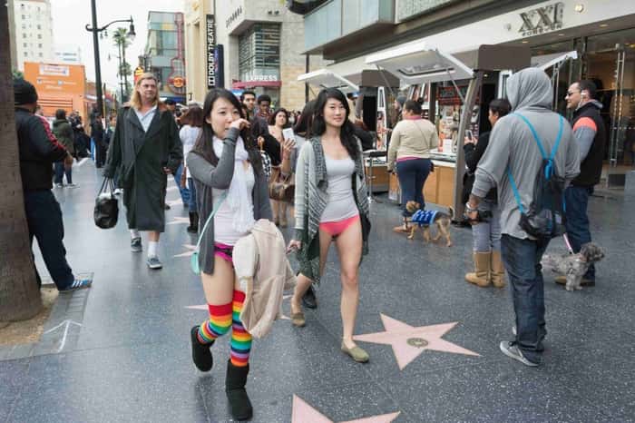 Garotas sem calças caminhando em Hollywood durante o evento No Pants Metro Ride.
