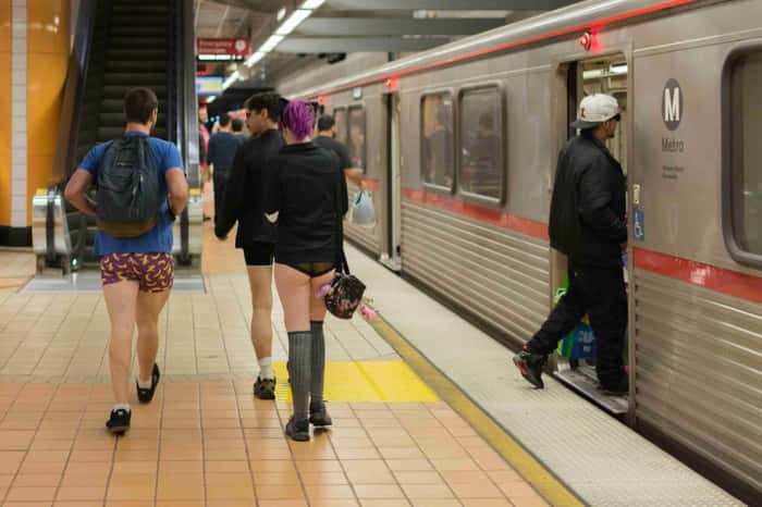 Participantes sem calças na estação de metrô durante o evento No Pants Metro Ride, em Los Angeles.