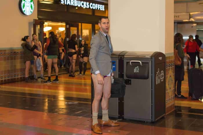 Executivo sem calças durante o evento No Pants Metro Ride, em Los Angeles.