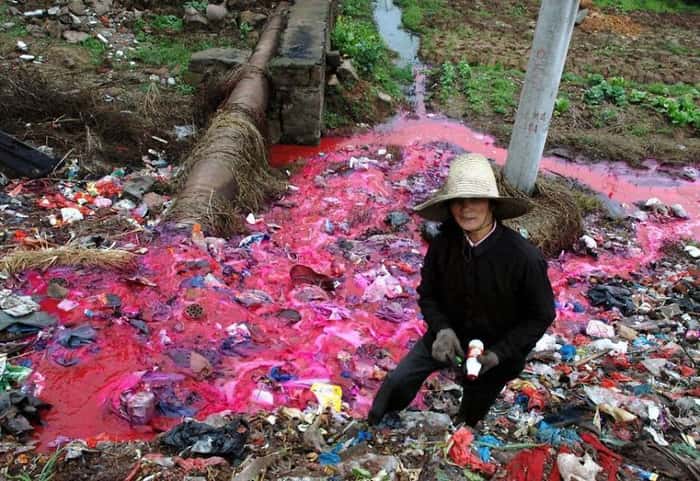 Garrafas de plástico poluem rio na China (Foto: Lu Palmerini)