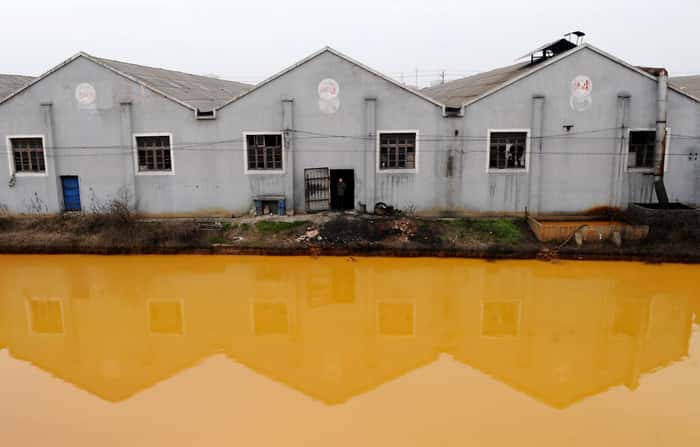 Rio poluído em Jiaxing (Foto: Reuters)