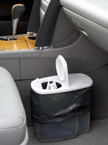 Um tupperware e um saco plástico podem servir como lixo para o carro.
