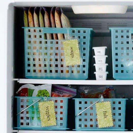 Cestas no congelador para organizar melhor podem otimizar o espaço.