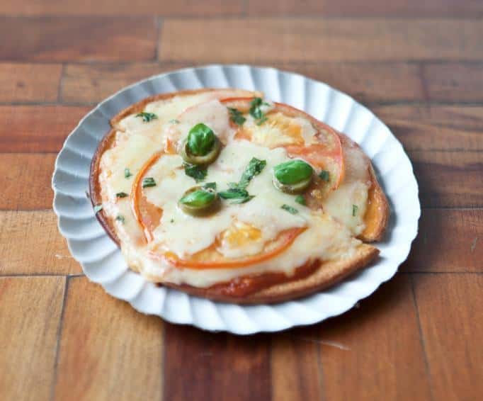 Mini pizza de Queijo e Tomate (reprodução/Facebook/VeggiesnaPraça)