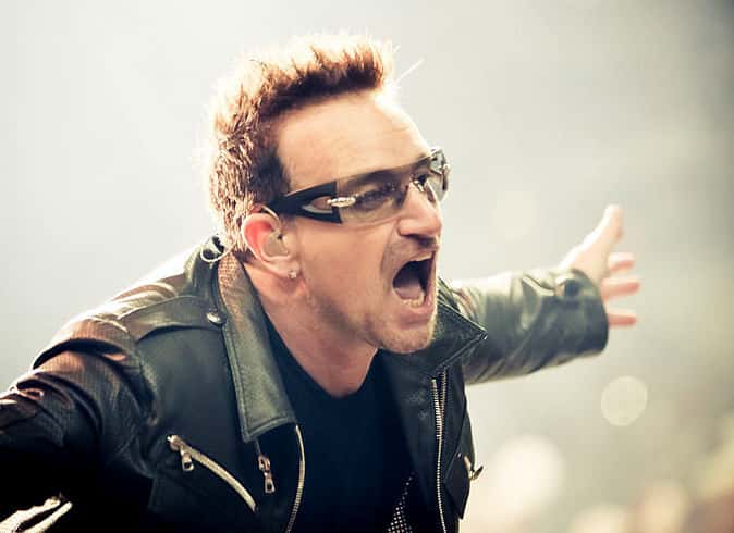 Bono Vox - O cantor da banda U2 defende campanhas de combate à fome em países africanos, inclusive, apoia ONGs que trabalham nesse sentido. 