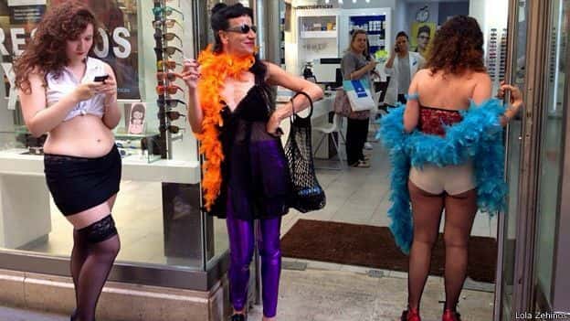 Mulheres chamaram a atenção de lingerie nas ruas de Madri