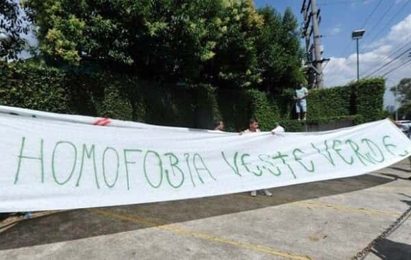 Torcida do Palmeiras em manifestação contra a possível contratação do jogador Richarlyson, em 2012 