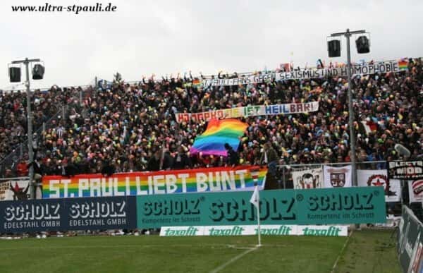 Na Alemanha, torcida do Saint Pauli, tradicional equipe de Hamburgo, manifesta apoio à causa LGBT