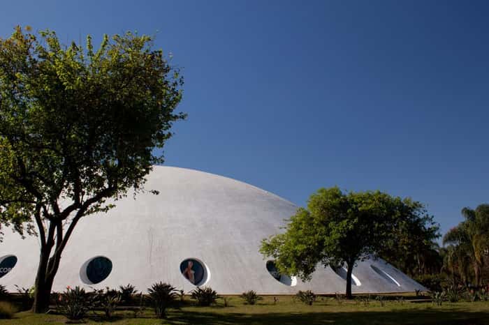 Possui obras como a Oca e o pavilhão de artes da Bienal de São Paulo, projetados por Oscar Niemeyer. Foto: Reprodução