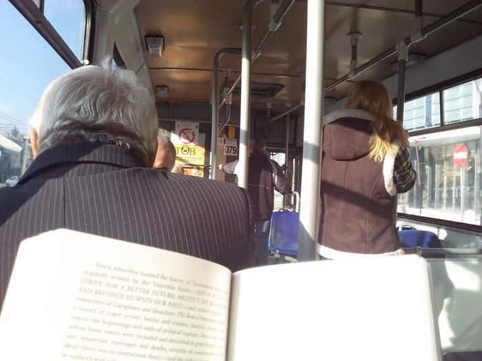 Passageiros leem dentro do ônibus