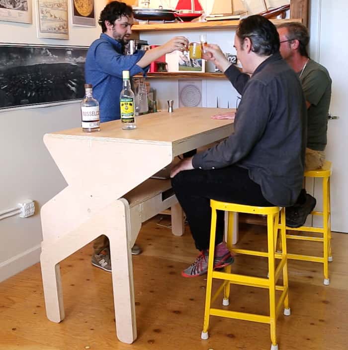 O designer resolveu o problema do pouco espaço de seu apartamento projetando a mesa multiuso (Reprodução/Jonathan Odon)