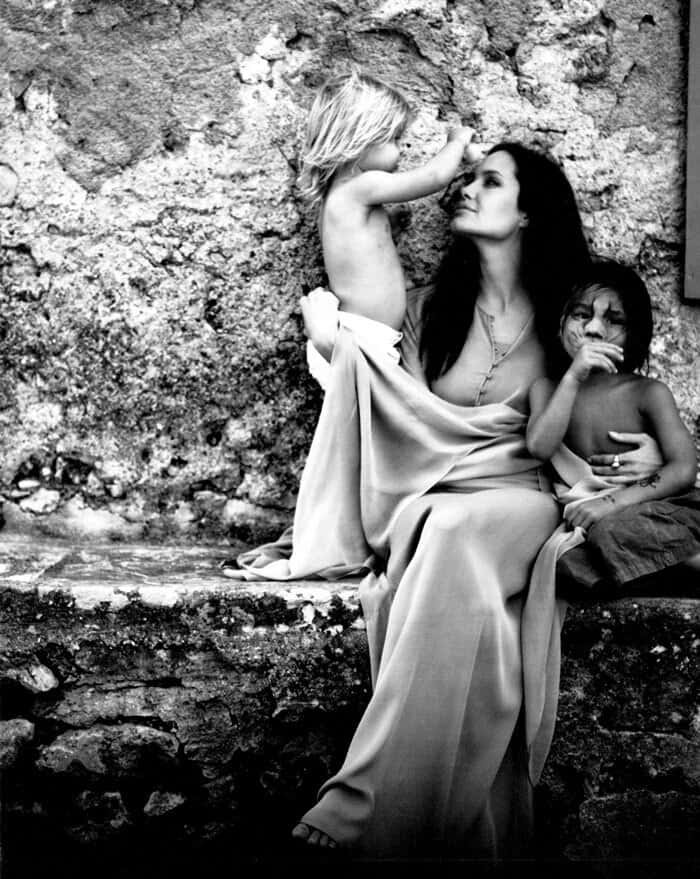 As fotos revelam momentos íntimos da família de Pitt e Jolie (Reprodução/W Magazine)