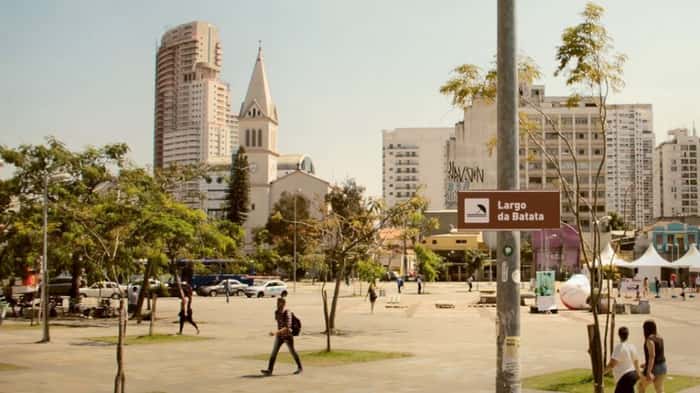 O trio planeja colocar novas placas na cidade em breve (Divulgação/Praia de Paulista)