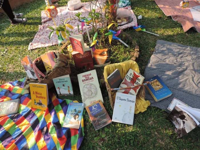 O projeto promove debates literários dentro de cemitério em Parelheiros (Reprodução/Facebook)