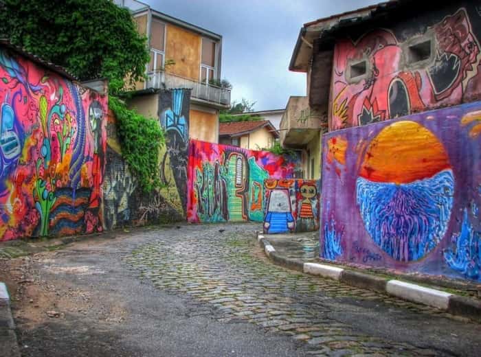 BECO DO BATMAN | Um dos lugares preferidos dos paulistanos e turistas para ter contato com essa arte urbana. São diversos trabalhos de artistas renomados, como Speto e Mundano, dispostos lado a lado,  nos muros das ruas de paralelepípedos recém restauradas, após forte chuva em dezembro. 