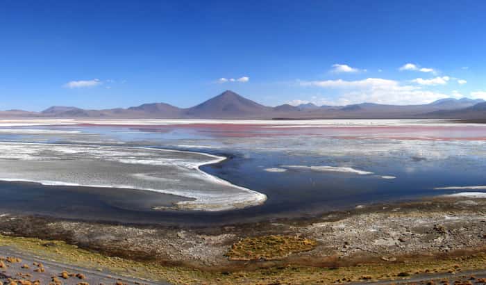 Bolívia: um dos países mais baratos da América do Sul. Na foto, a belíssima Laguna Colorada. 
(Crédito da foto: http://www.viageria.com)