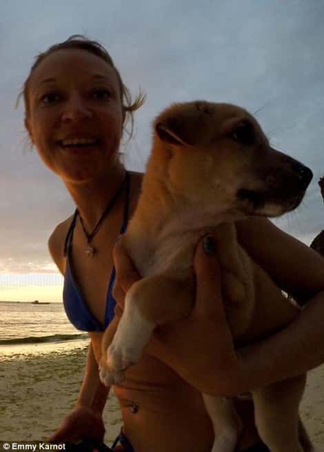 O cão e sua nova dona nas Filipinas
