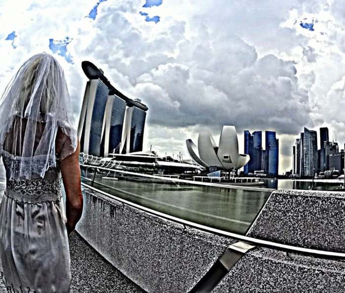 Mulher viaja o mundo usando vestido de noiva e véu