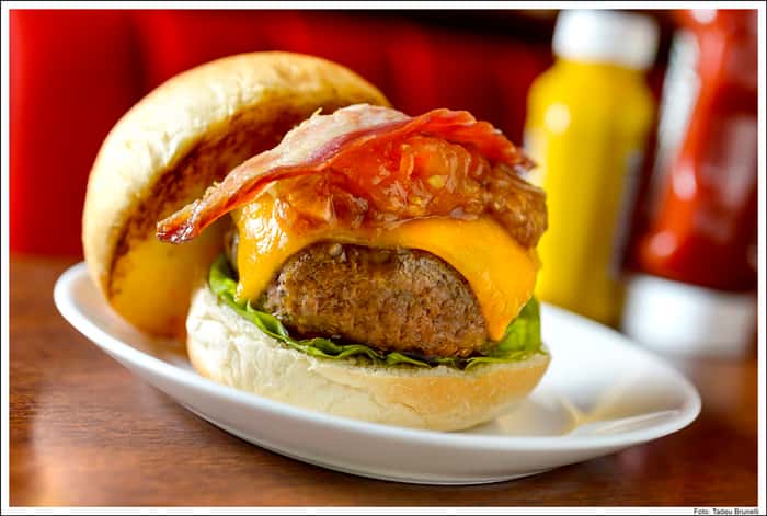 BQ Burger (blend de Kobe Beef, relish de tomate, cheddar inglês, bacon crocante, alface e cebola puxada no barbecue): novidade do menu da Chip's Burger e que faz parte também do Desafio Chip's