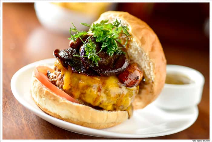 Osaka Burger (cheddar, cogumelos e maionese de alho negro): criação do chef australiano Greigor Caisley
