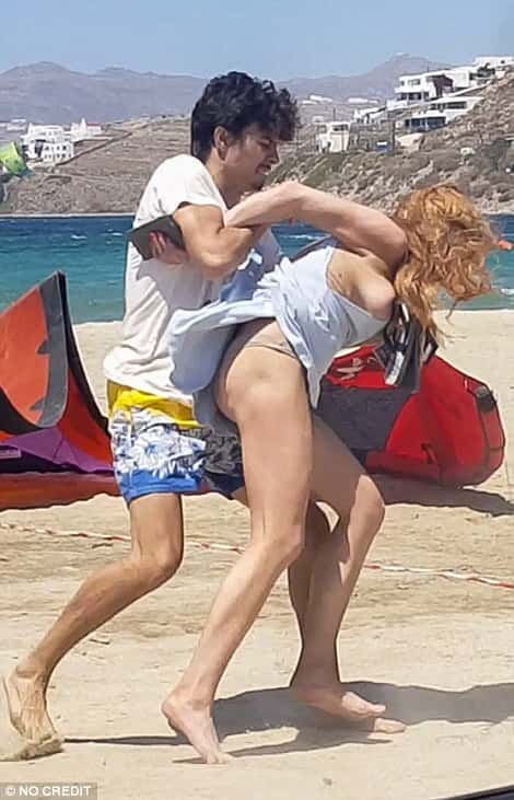 O exato momento em que Lindsay Lohan é agredida por seu noivo, o empresário russo Egor Tarabasov