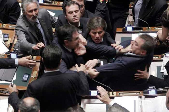 Deputado Claudio Barbato briga com Deputado Fabio Ranieri no parlamento italiano em outubro de 2011. REUTERS/Ansa/Giuseppe Lami  