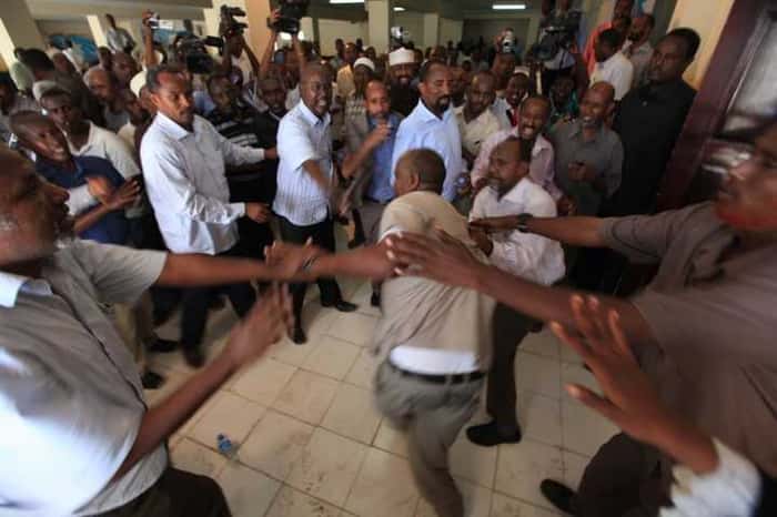 Membros do parlamento Somali brigam em Mogadishu, Somália, em dezembro de 2011December 21, 2011. REUTERS/Feisal Omar 