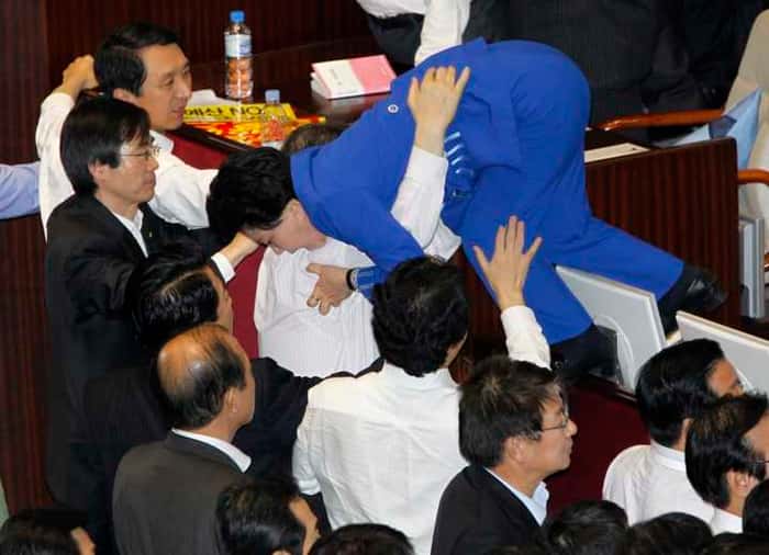 Pessoas ajudam parlamentar a fugir após discussão no parlamento sul coreano em dezembro de 2010. REUTERS/Jo Yong-Hak