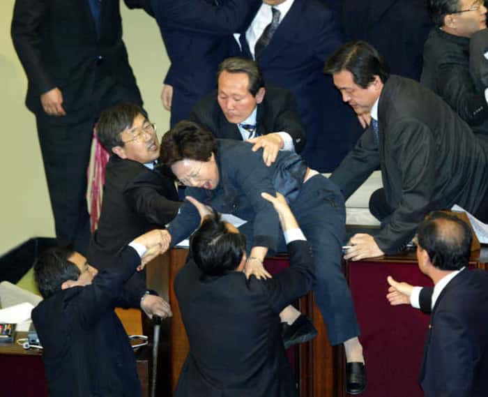 Legisladores de partidos distintos durante uma briga em Seul, Córeia do Sul, em março de 2004. Foto: REUTERS/Lee Jae-Won 