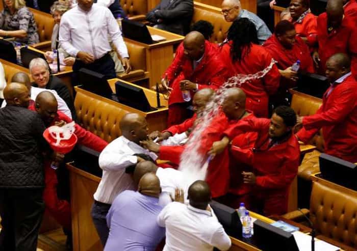 Julius Malema e membros do 'Economic Freedom Fighters'  em briga com seguranças do parlamento em Cape Town,  África do Sul, em maio de 2016.  REUTERS/Mike Hutchings     