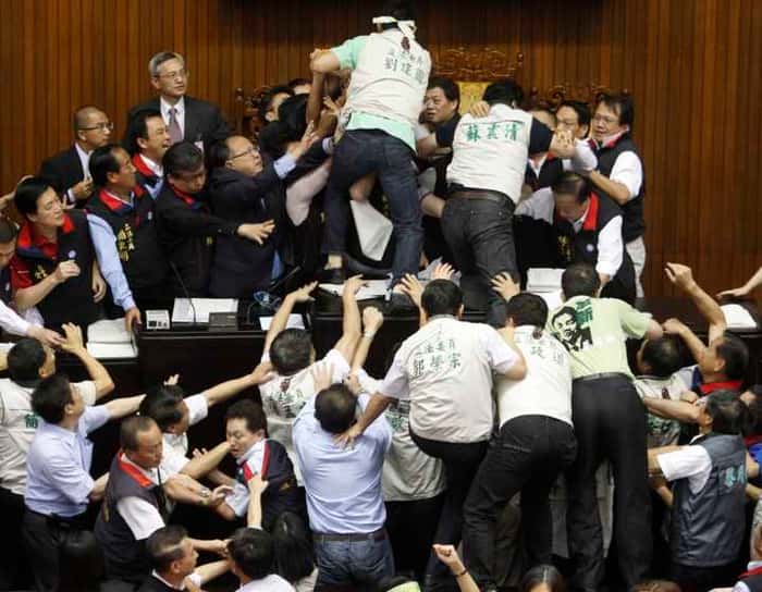 Oposição e situação se enfrentam no parlamento do Taiwan. Duas pessoas foram hospitalizadas nesse dia em julho de 2010. Foto: REUTERS/Nicky Loh 