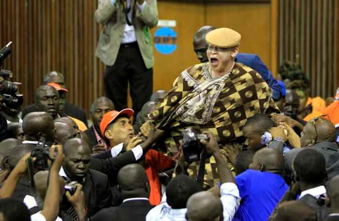   Membro do parlamento, Isaac Mwaura,  é carregadop para fora em Nairobi, Kenia em fevereiro de 2014. REUTERS/Noor Khamis 