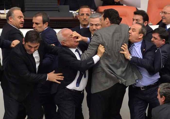 Legisladores caem no tapa em fevereioro de 2015, na Turquia.  REUTERS/Stringer 